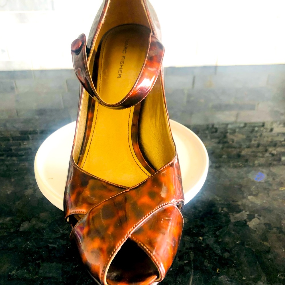 Marc Fisher tortoise shell patten leather shoe